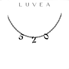 Collier chiffres signature