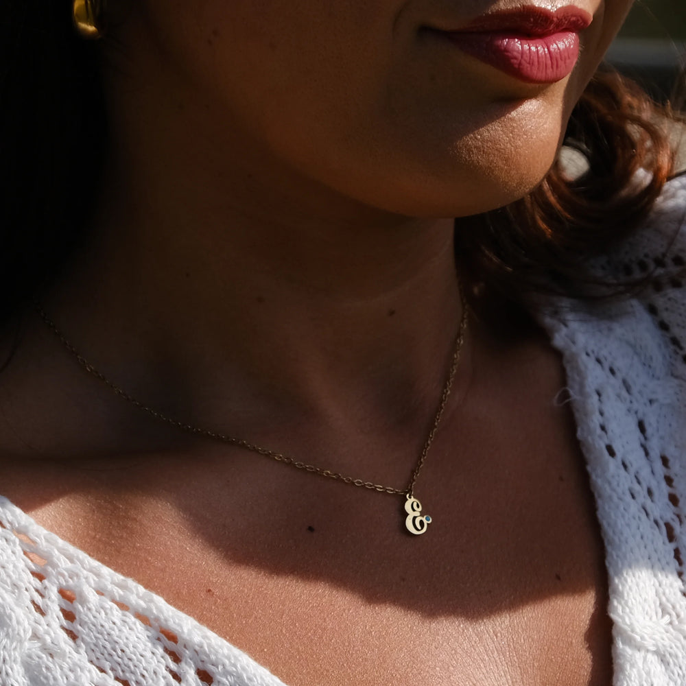 Collier initiale sertie d'une pierre de naissance Aura