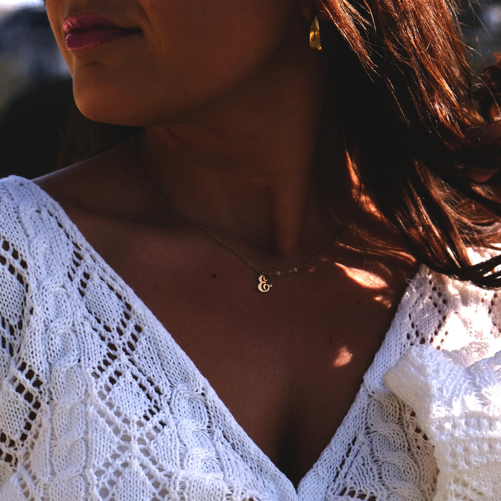 Collier initiale sertie d'une pierre de naissance Aura