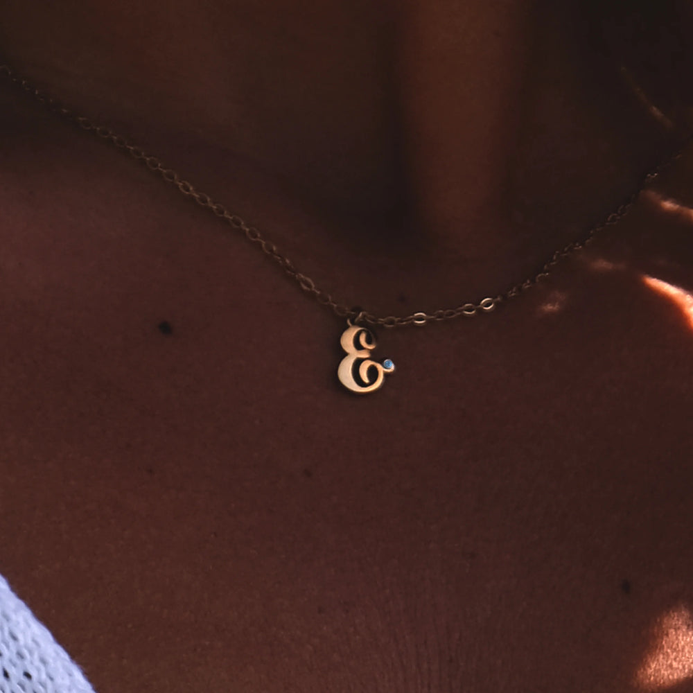 Collier initiale sertie d'une pierre de naissance Aura