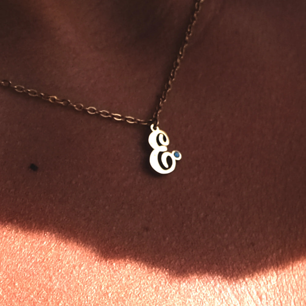 Collier initiale sertie d'une pierre de naissance Aura