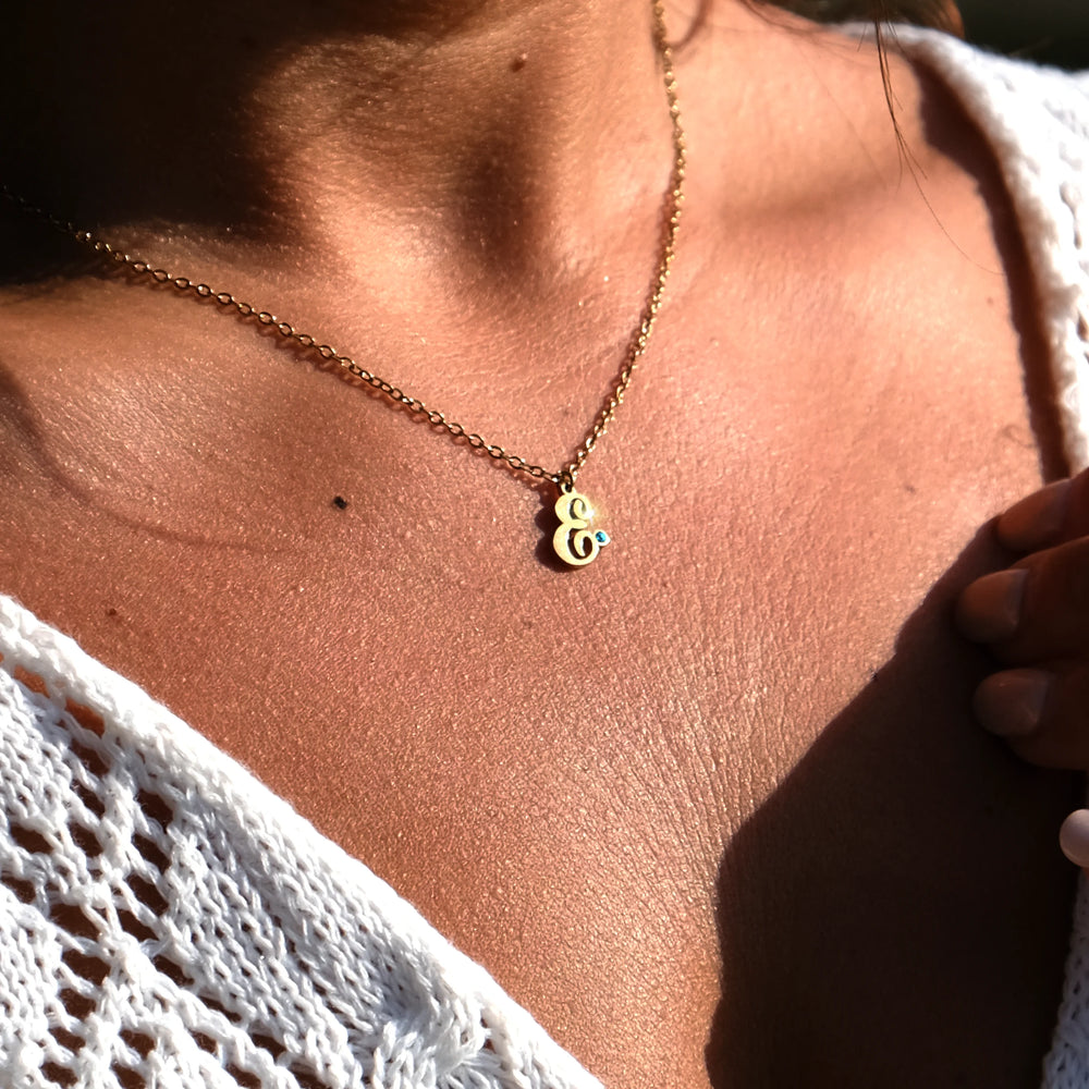 Collier initiale sertie d'une pierre de naissance Aura