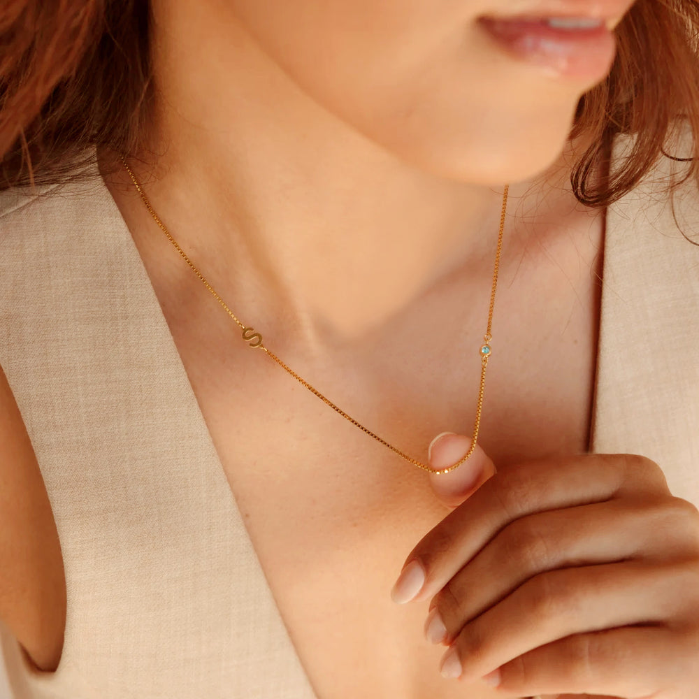 Collier une initiale & une pierre de naissance Evoke