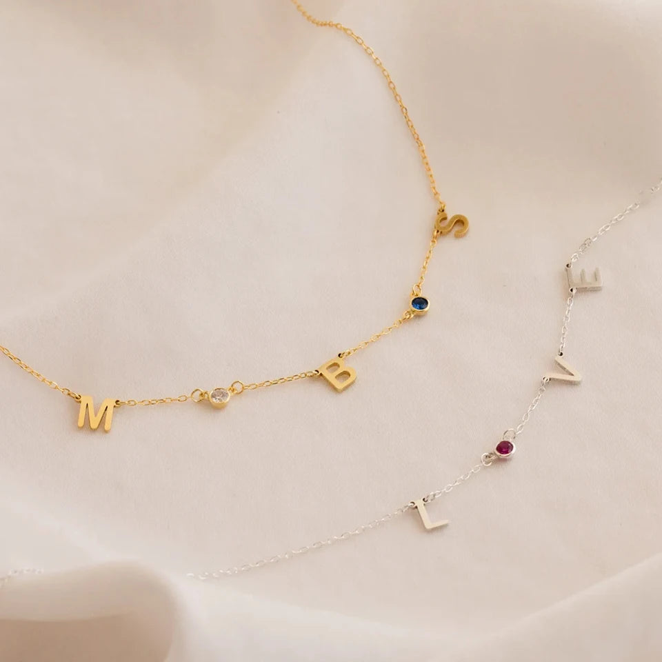 Collier initiales et pierres de naissance Angela