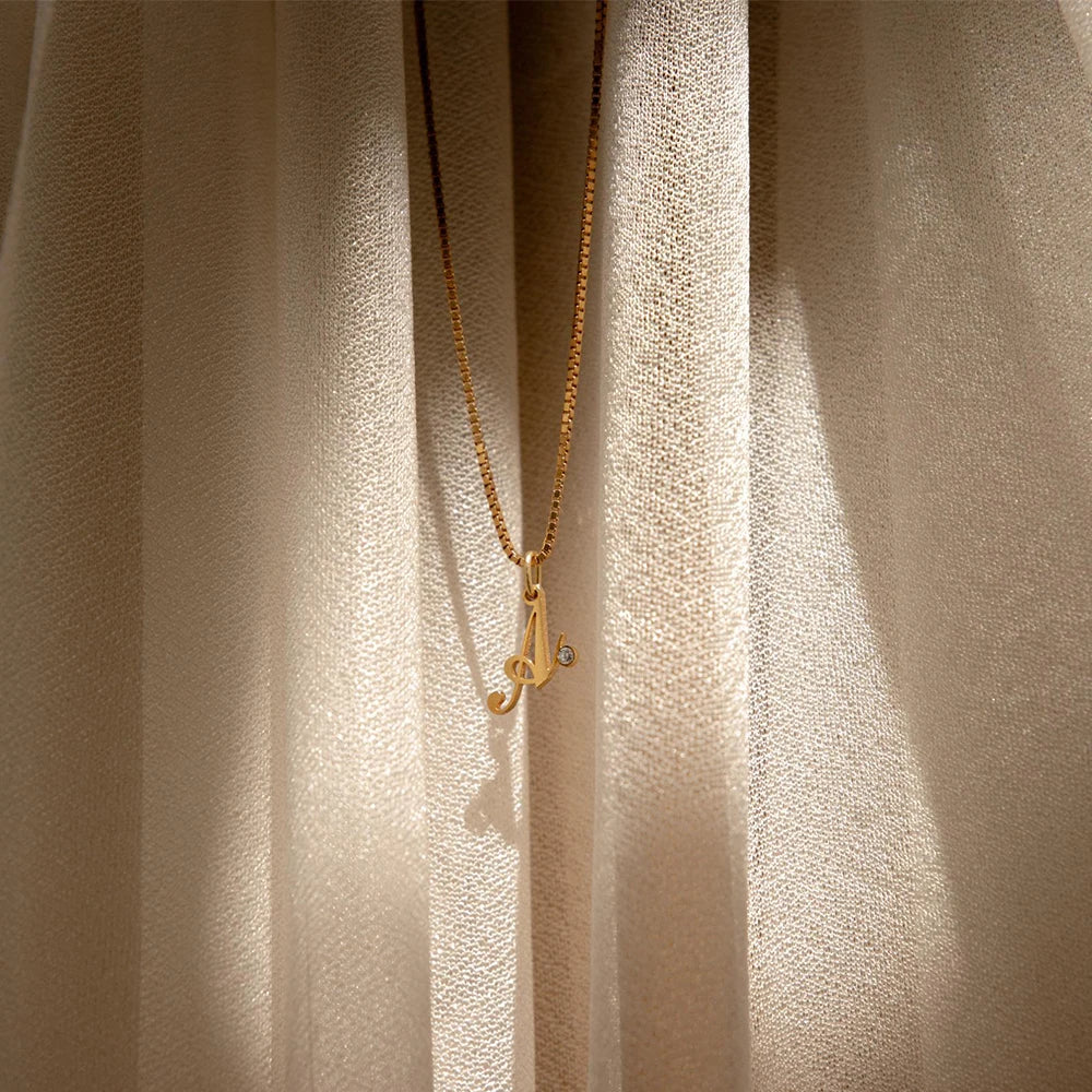 Collier initiale sertie d'une pierre de naissance Aura