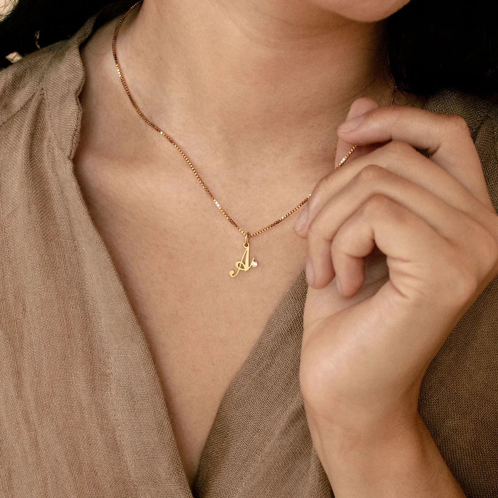 Collier initiale sertie d'une pierre de naissance Aura