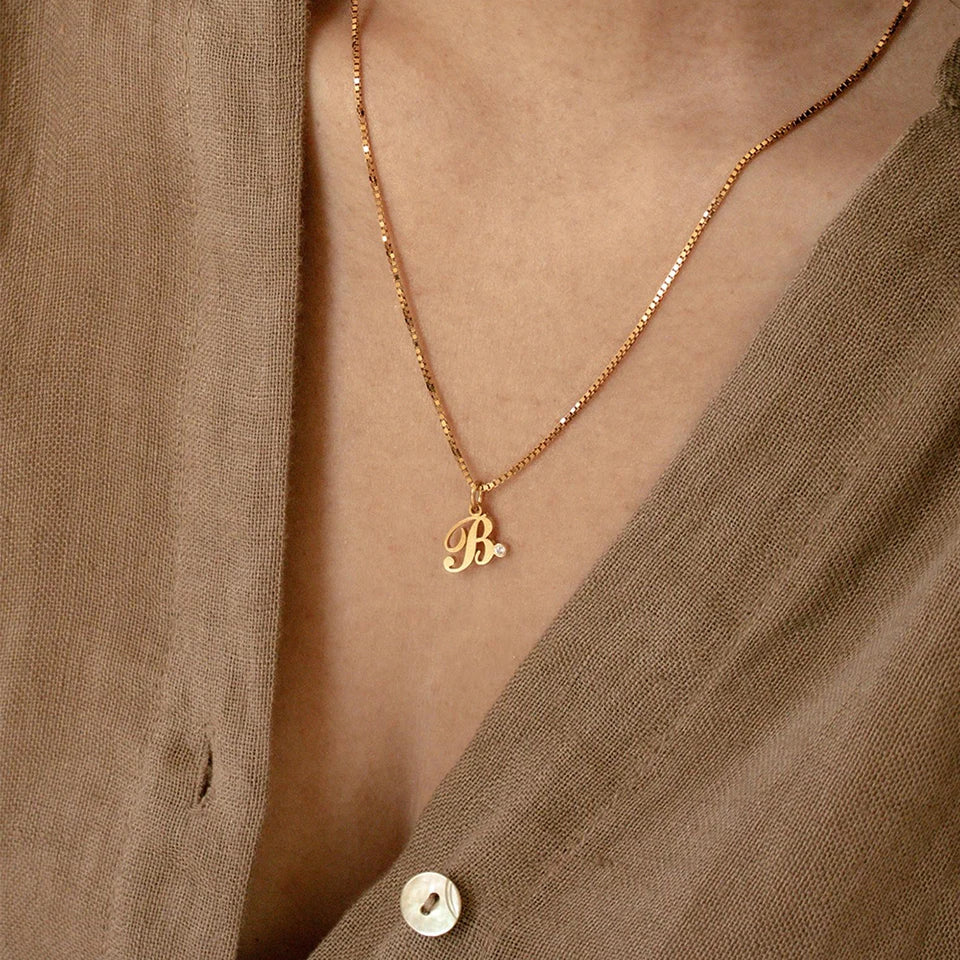 Collier initiale sertie d'une pierre de naissance Aura