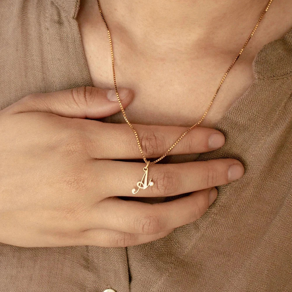 Collier initiale sertie d'une pierre de naissance Aura — bijou Luvea