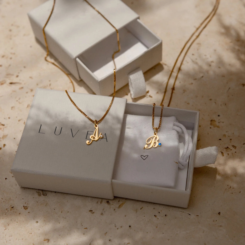 Collier initiale sertie d'une pierre de naissance Aura