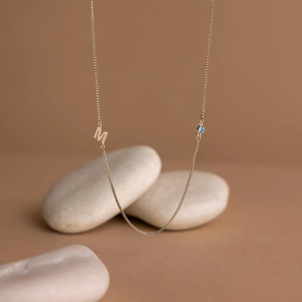 Collier une initiale & une pierre de naissance Evoke
